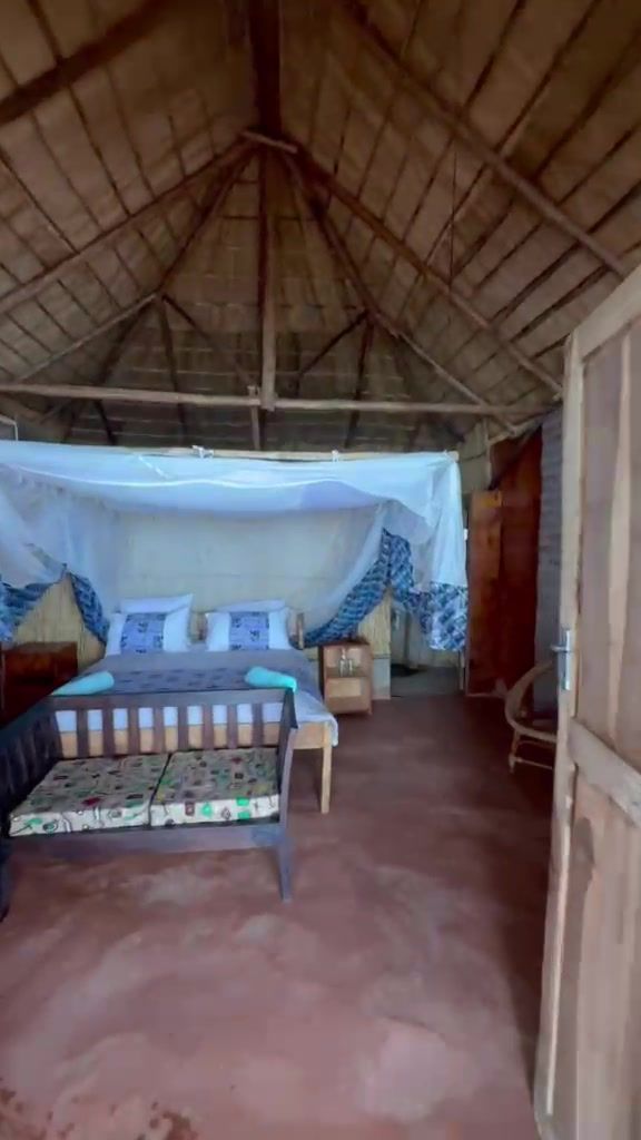Inside the Lake View Room (Ngoni) under its high thatched roof at Anake Lodge, Cape Maclear – photo 12 of 14