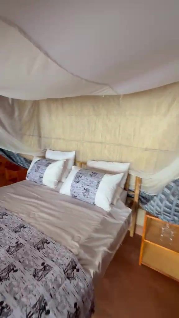 Double bed with mosquito net in the Lake View Room (Ngoni) at Anake Lodge, Cape Maclear – photo 13 of 14
